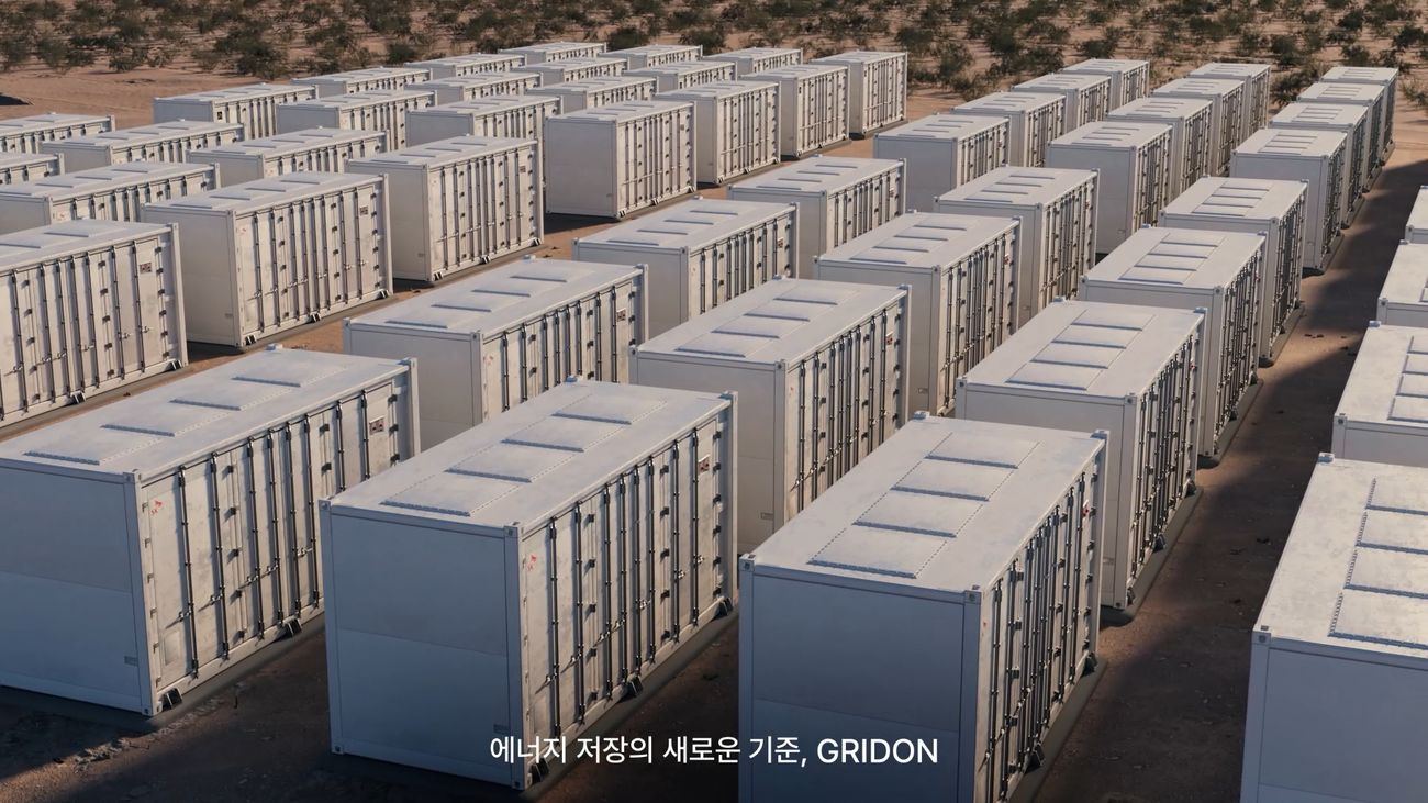사막 지형에 배치된 GRIDON ESS 컨테이너 전경