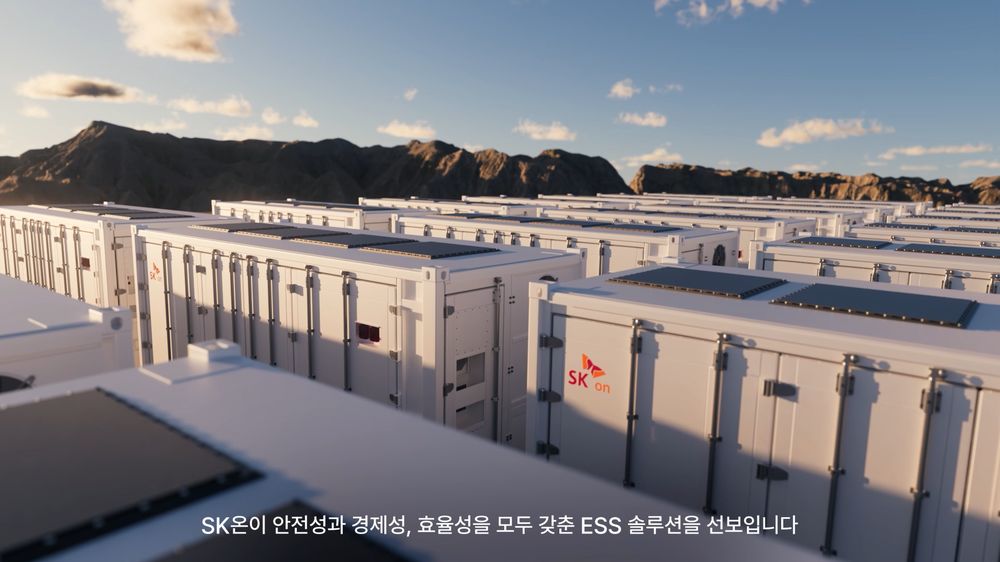 산악 지형 배경의 GRIDON ESS 클로즈업